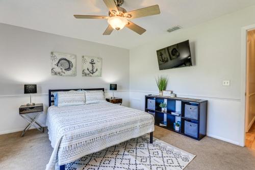 1 dormitorio con 1 cama y ventilador de techo en Pet-Friendly Bradenton Home Lanai with Heated Pool!, en Bradenton