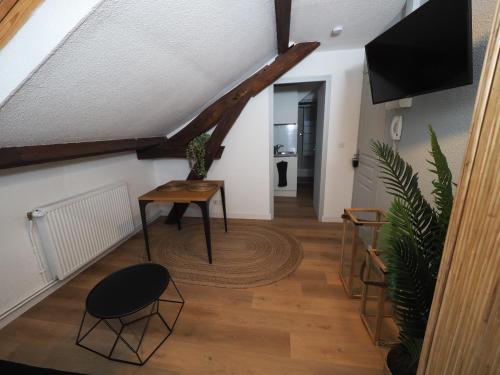 a hallway with a table and chairs in a room at Appartement meublé 5 - 15 min Dampierre - 25 min Belleville - WIFI in Gien