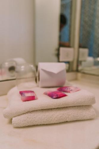 a pile of towels sitting on top of a bathroom sink at Hotel Apartur Mar del Plata in Mar del Plata