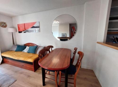 a room with a table and a bed and a mirror at Résidence Port Guillaume - maeva Home - Maison 3 pièces 6 personnes - Sélection MAE-4014 in Dives-sur-Mer