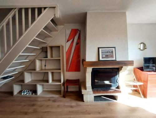 a living room with a staircase and a fireplace at Résidence Port Guillaume - maeva Home - Maison 3 pièces 6 personnes - Sélection MAE-4014 in Dives-sur-Mer
