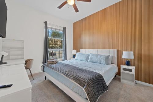 Un dormitorio con una cama grande y una ventana en Pineapple Haven en San Diego