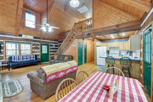 un salon avec une table et un canapé dans l'établissement Fire Pit and Porch Rustic Retreat in North Carolina, à Sylva