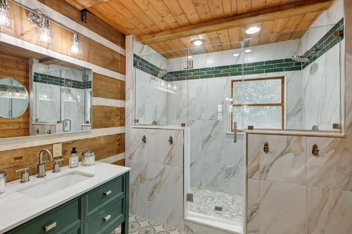 une salle de bain avec douche et lavabo dans l'établissement Fire Pit and Porch Rustic Retreat in North Carolina, à Sylva