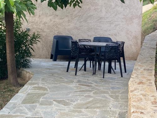 a table and chairs sitting on a stone patio at Gîte A Funtana Montestremo, Balagne, Haute Corse in Manso