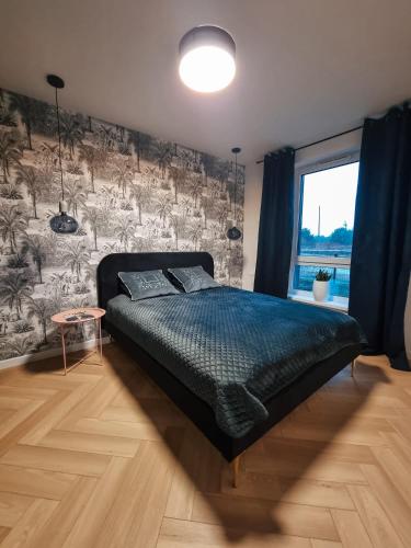 um quarto com uma cama em frente a uma parede em TOTie em Grudziądz