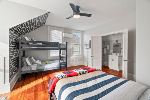 ein Schlafzimmer mit einem Etagenbett und einem TV in der Unterkunft Historic Galveston Family Beach Home With 3 King Beds in Galveston