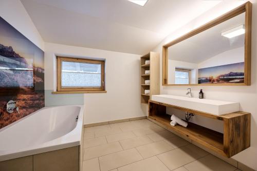La salle de bains est pourvue d'une baignoire et d'un lavabo. dans l'établissement Appartement Emma, à Eben im Pongau
