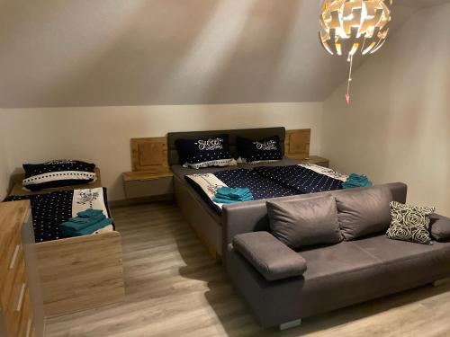 a living room with two beds and a couch at Dorfidyll im Grünen in Mittelherwigsdorf
