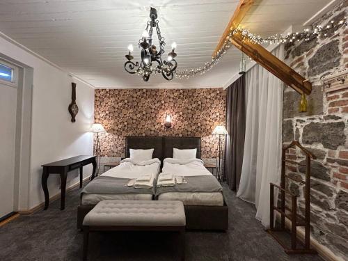 Ліжко або ліжка в номері Hnameni Stepanavan Guesthouse - Hotel
