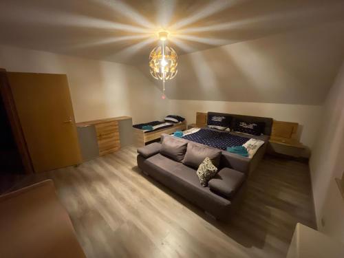 a living room with a couch and a bed at Dorfidyll im Grünen in Mittelherwigsdorf