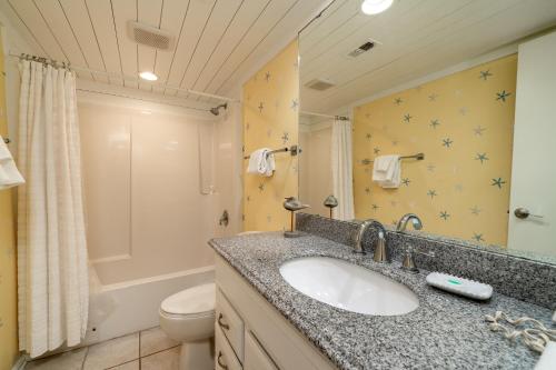 ein Bad mit einem Waschbecken, einem WC und einer Dusche in der Unterkunft 1341 Pelican Watch Villa in Seabrook Island