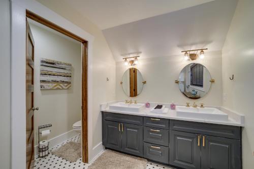 baño con lavabo y 2 espejos en Spacious Glenville Home with Fire Pit and Lake Access, en Glenville