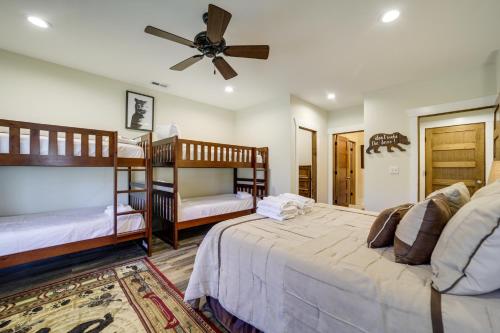 Katil atau katil-katil dalam bilik di Spacious Glenville Home with Fire Pit and Lake Access