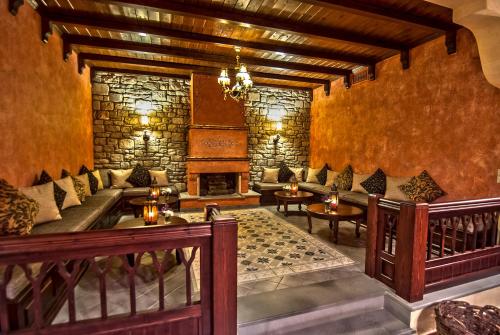Posezení v ubytování Hotel Doupiani House