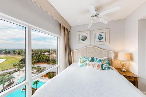 デスティンにあるLuau 6832のベッドと大きな窓のある寝室