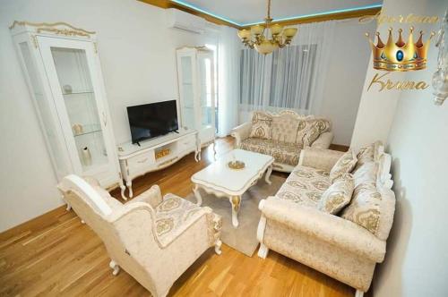 - un salon avec deux canapés et une télévision dans l'établissement Kruna apartman, à Banja Luka