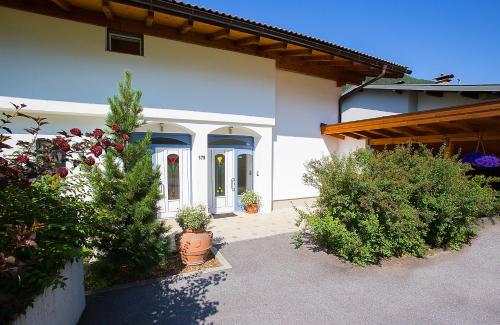Appartement Aqua في لانغنفلد: منزل أبيض به نباتات مزروعة في أصص في فناء