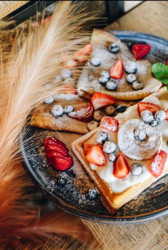een bord toast met fruit en bessen erop bij Deo Plaza Luxury Apartments by Blue Mandarin in Gdańsk