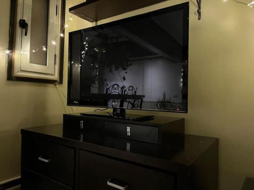 uma televisão em cima de uma cómoda num quarto em South Zamalek Studio no Cairo