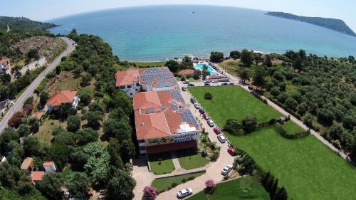 an aerial view of a house with a lawn and the ocean at Maranton Beach Hotel in Koinyra