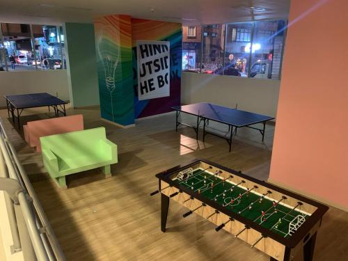 - une salle avec des tables et un jeu de société à l'étage dans l'établissement Alojamiento tipo LOFT completo en barrio Las Aguas, à Bogotá