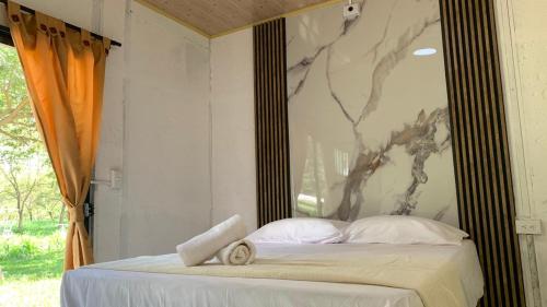 馬里基塔的住宿－Los Potrillos，一间卧室配有一张壁画床