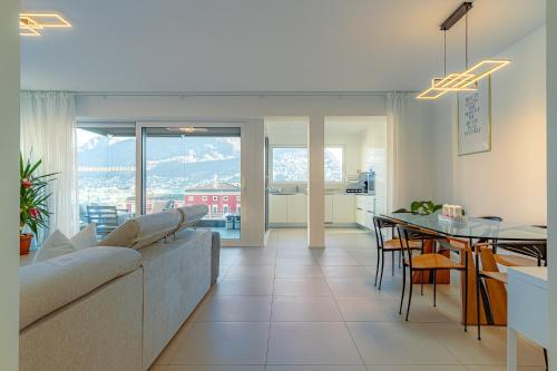 un soggiorno con divano e tavolo di IMPERIAL of LUGANO apartment-behind the station with FREE parking a Lugano