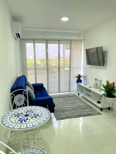 sala de estar con sofá azul y mesa en Apartamento muy cerca al Mar de 3 habitaciones, en Cartagena de Indias