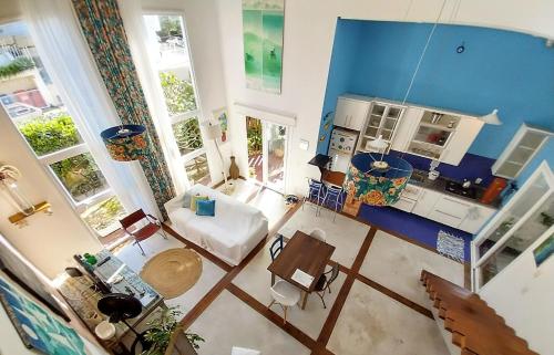 uma vista aérea de uma sala de estar com paredes azuis em Maison de L'ocean Praia 250 m em Florianópolis