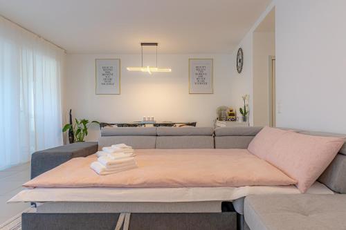 een woonkamer met een bank en een bed bij IMPERIAL of LUGANO apartment-behind the station with FREE parking in Lugano