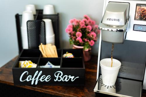 uma máquina de café sentada numa mesa com uma chávena em Weekly Inn 
