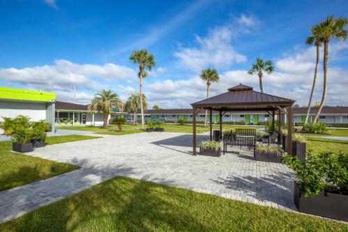 a gazebo in a park with palm trees at Weekly Inn in Jacksonville