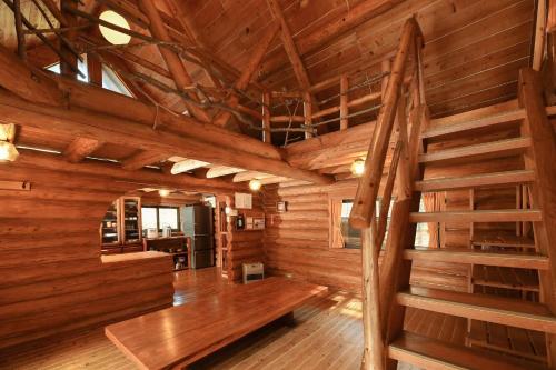 drewniany pokój ze schodami w kabinie w obiekcie Logland Okumino - Camp - Vacation STAY 42150v w mieście Gujo
