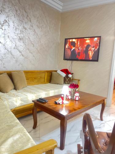 sala de estar con sofá y mesa en Seaside Guest House, en Ghār al Milḩ