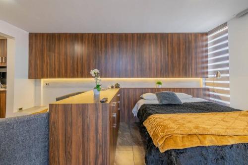 a bedroom with two beds and a desk with a bed sidx sidx sidx at New York Loft en Centro Historico con Roof Garden in Durango