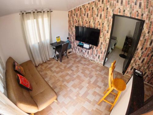 z salonu z kanapą i telewizorem w obiekcie Apartamento Naufragio w mieście San Andrés