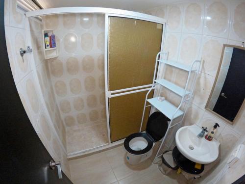 W łazience znajduje się prysznic, toaleta i umywalka. w obiekcie Apartamento Naufragio w mieście San Andrés