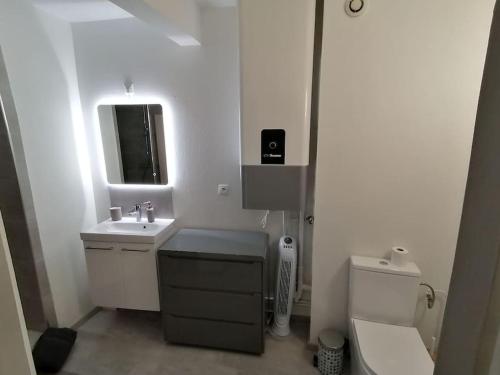 ein weißes Bad mit einem Waschbecken und einem WC in der Unterkunft LA BERGERIE ANGERS CENTRE VILLE in Angers
