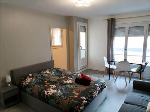 - une chambre avec un lit, une table et des chaises dans l'établissement LA BERGERIE ANGERS CENTRE VILLE, à Angers