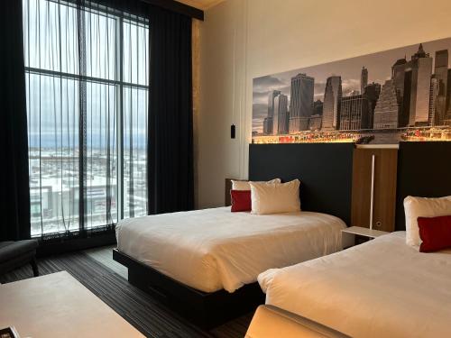 Ένα ή περισσότερα κρεβάτια σε δωμάτιο στο Grand Hotel TiMES Blainville-Mirabel