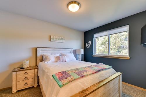 Postel nebo postele na pokoji v ubytování Canal-Front Home in Ocean Shores with Dock and Views!