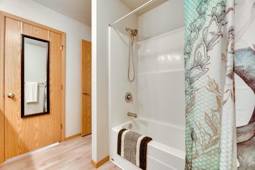 Koupelna v ubytování Canal-Front Home in Ocean Shores with Dock and Views!