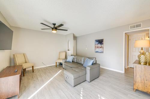 Χώρος καθιστικού στο Cozy Fresno Condo with Balcony and Pool Access