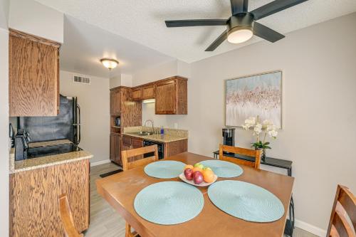 Η κουζίνα ή μικρή κουζίνα στο Cozy Fresno Condo with Balcony and Pool Access