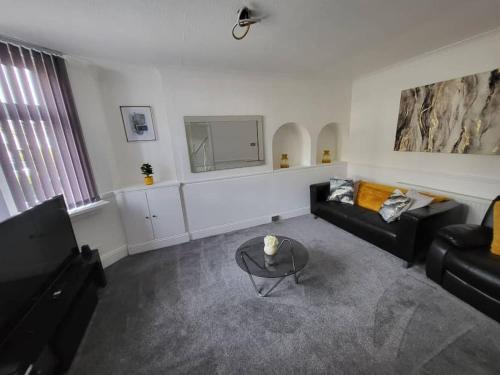 Zona d'estar a 3 Bed Home - Sleeps up to 5 - Coventry - Contractors, Families and Relocators