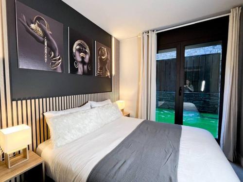 um quarto com uma cama e uma grande janela em Luxe&Modern In Canillo, 1 Min Walk To Slopes em Canillo