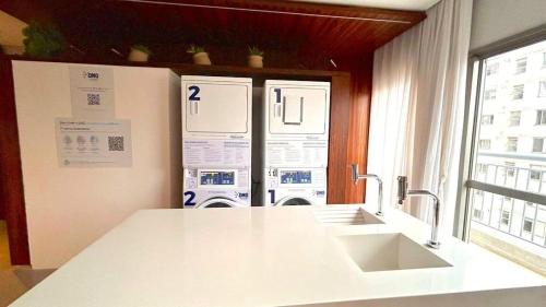 une cuisine avec deux lavabos et deux compteurs d'eau dans l'établissement Zainalofts7 Moema - 1km Ibira e 200m metrô 811 ID, à São Paulo