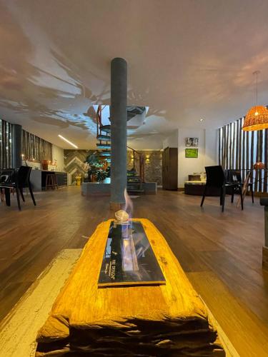 a living room with a fireplace in the middle at Tronco do Ipê Hospedagem in Alto Paraíso de Goiás