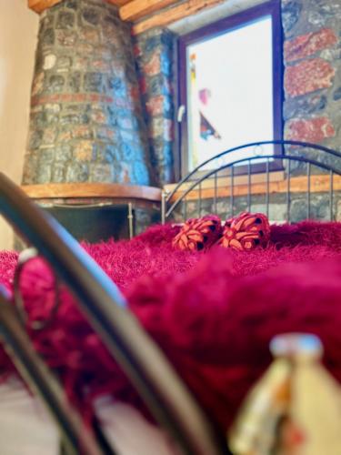 ein Bett mit roten Blumen darüber in der Unterkunft Friends in Palaios Agios Athanasios